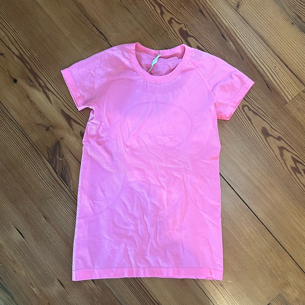 Lululemon Swiftly Tech athletic Tee. Size 8